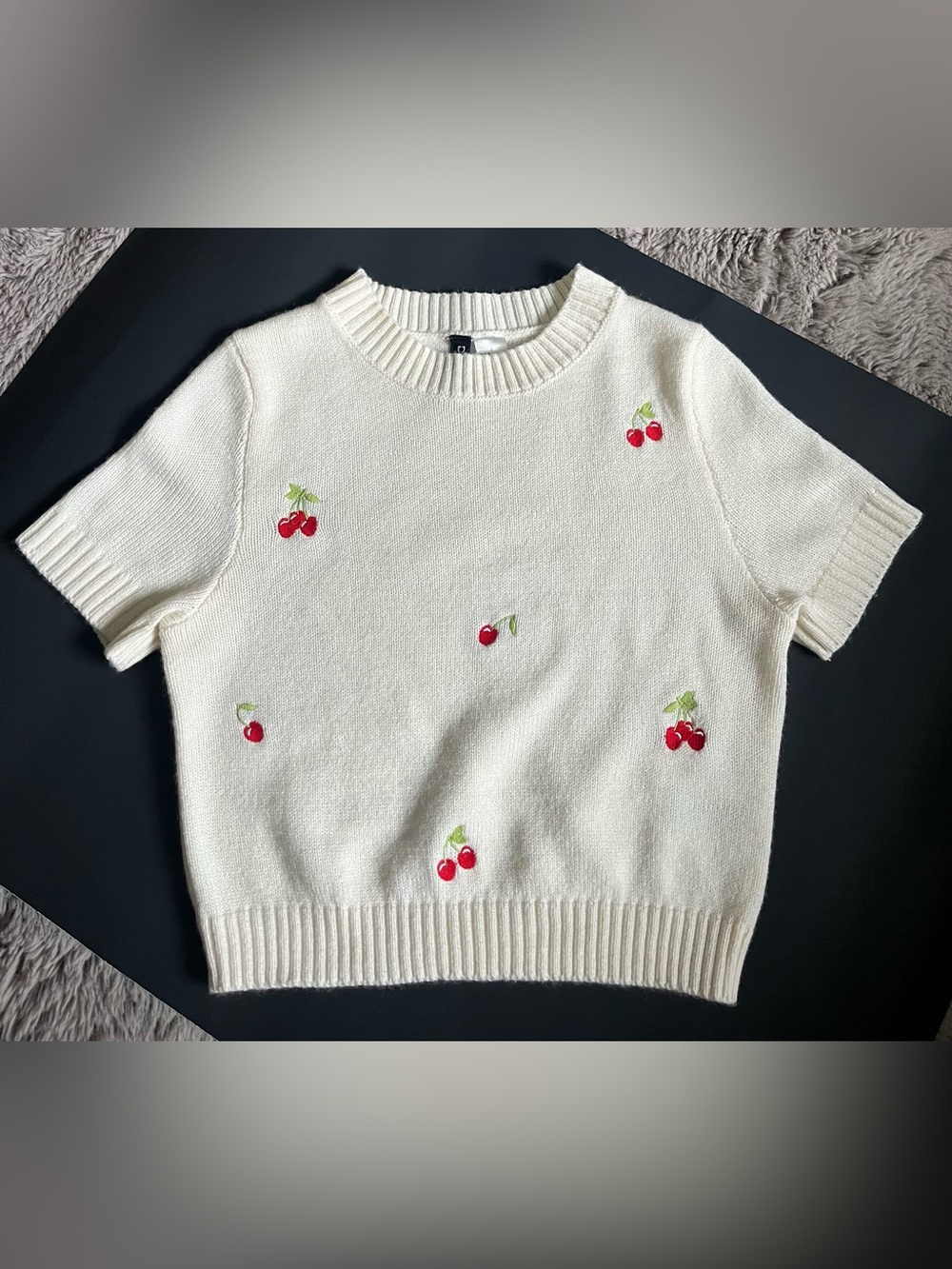 H&M DIVIDE Cream Knit Cropped Short Sleeve Sweater Top w Embroidered Cherry 🍒